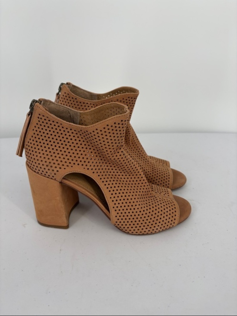 🍴Gianni Bini suede Perforated Peep-Toe Block Heel bootie Sandals - Camel